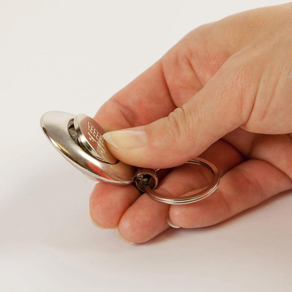 An illustration showing how to remove a shopping trolley coin from the keyring